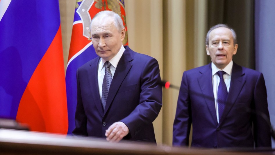 Vladimir Putin (în prim-plan) și șeful spionajului rus, Aleksandr Bortnikov Sursa foto: Profimedia
