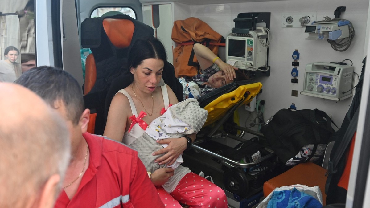 O mamă și bebelușul ei, evacuați din materinitatea din Harkov alături de alte persoane Foto: Profimedia