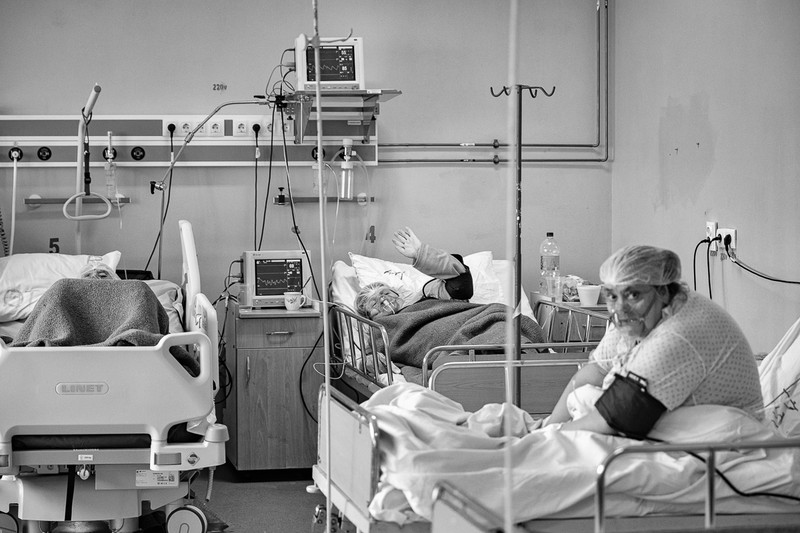Pacienţi din secţia ATI de la Spitalul Caritas