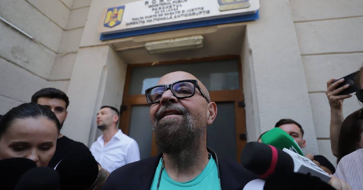În imagine Piedone, proaspăt ieșit de la DNA, zâmbește camerelor înconjurat de jurnaliști