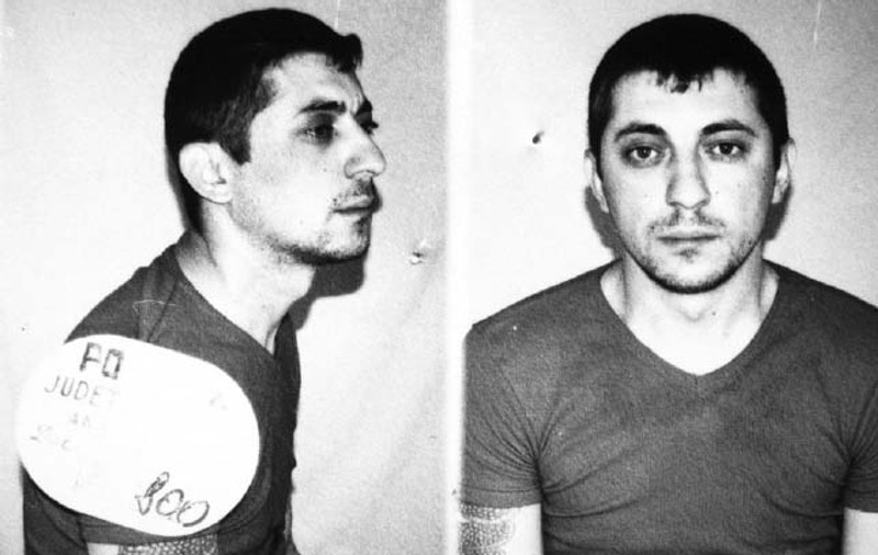 O mamă și fiica ei au fost înjunghiate în timp ce dormeau de trei foști pușcăriași. Victimele au fost confundate cu doi foști colegi din închisoare