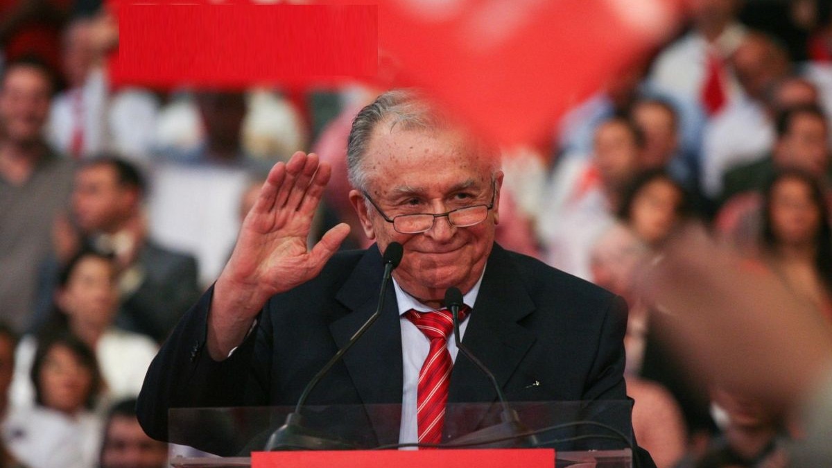 Politicianul Ion Iliescu participă la mitingul de campanie prezidențială al Partidului Social Democrat din România, la București, 2 octombrie 2009