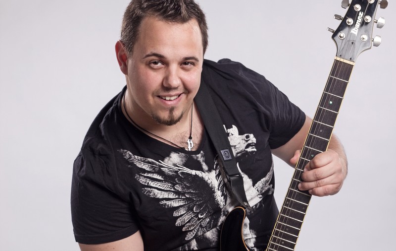 Ovidiu Anton, cea mai bună voce la preselecţia Eurovision 2012, părăseşte trupa Pasager