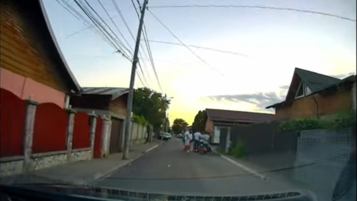Strada din Ploiești care este blocată de oamenii care joacă barbut
