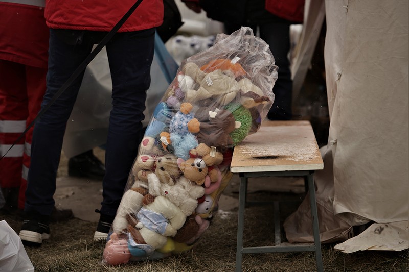 Un sac cu ursuleţi îi aşteaptă pe copiii care şi-au lăsat în urmă jucăriile