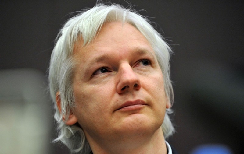 Assange, extrădat în Suedia. "Cele mai mari guverne vor să pună mîna pe el", spune îngrozită mama fondatorului WikiLeaks