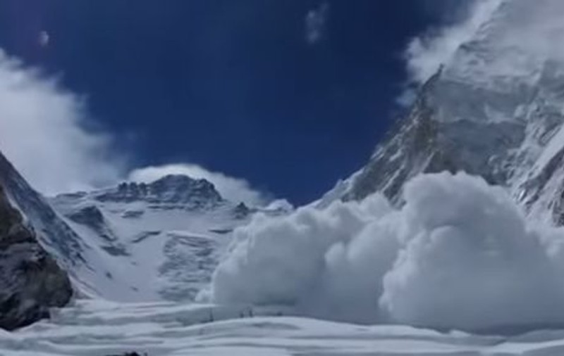 Avalanşă pe o pârtie de schi din Innsbruck! Cel puţin 5 morţi!