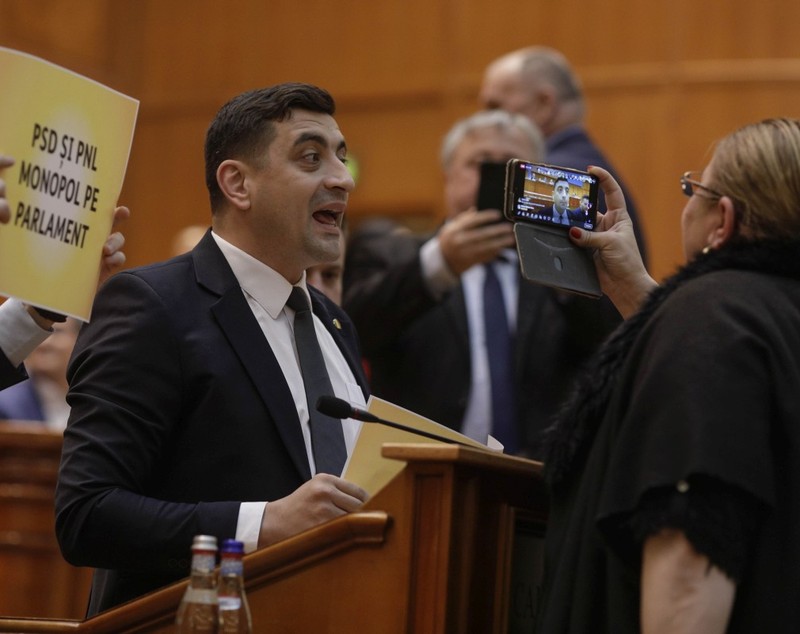 Discursul lui Ciolacu de la dezbaterea bugetului, întrerupt de protestul AUR și USR: „Inadmisibil ca românii să plătească taxe noi”