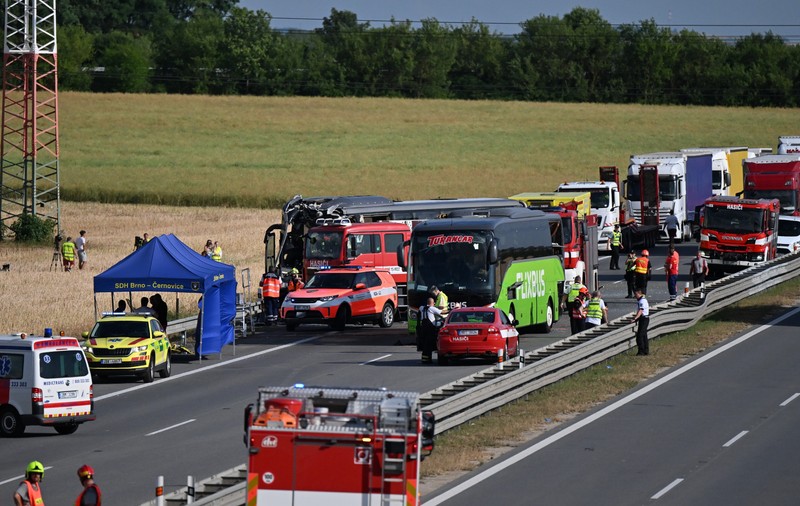 Un mort și 77 de răniți, dintre care 13 în stare gravă, după ce două autocare s-au ciocnit pe o autostradă din Cehia