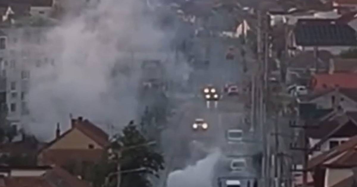Poză cu fumul scos de mașina turată de un bărbat pe o stradă din Arad