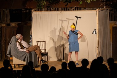 Iulian Gliță, Florentina Năstase și Marin Grigore au pus în scenă spectacolul “Experimentul”, în regia lui Victor Olăhuț