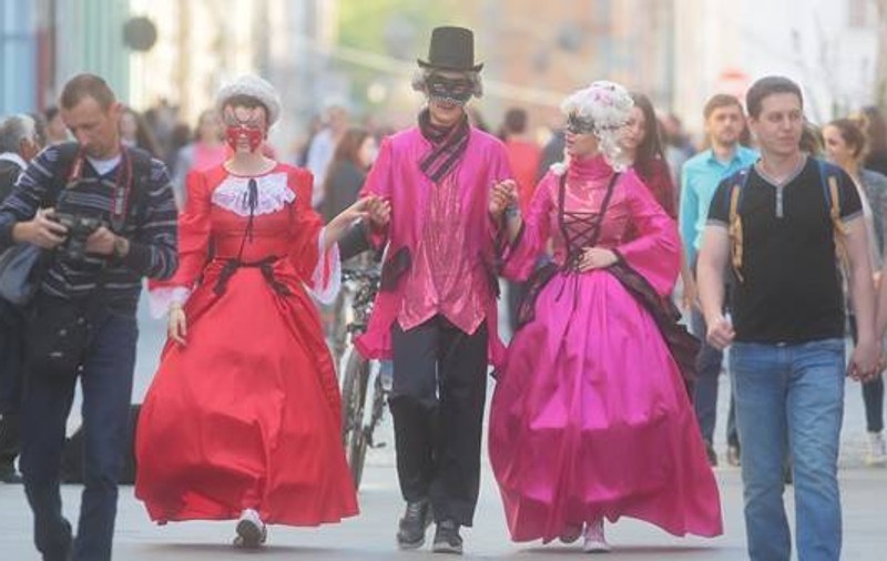 Carnaval la Timișoara. Spectacol cu prințese, mimi, acrobați și personaje de poveste