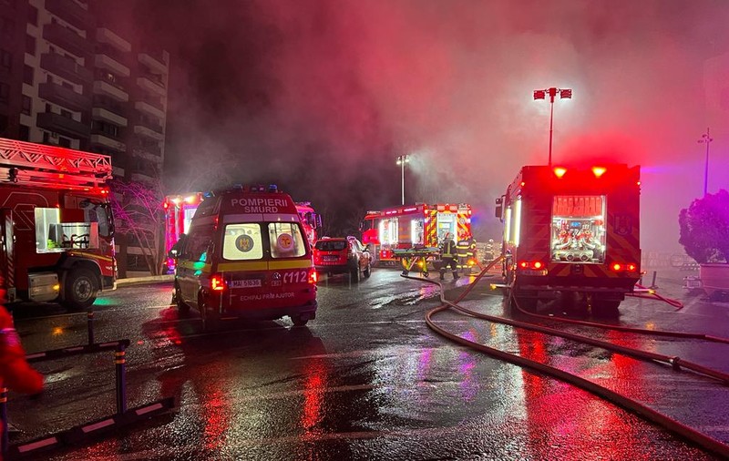 Incendiul de la Iulius Mall Cluj-Napoca a fost provocat. Trei tineri sunt suspectaţi că au aruncat „un obiect pirotehnic de mici dimensiuni”