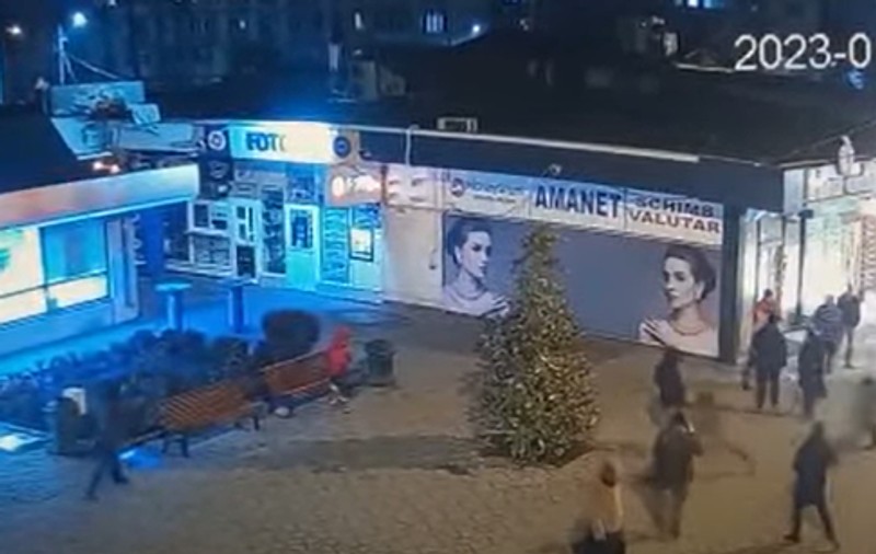 Un adolescent de 16 ani din Bacău a lovit o polițistă care se afla în misiune. Atacul a fost surprins de camere  | VIDEO
