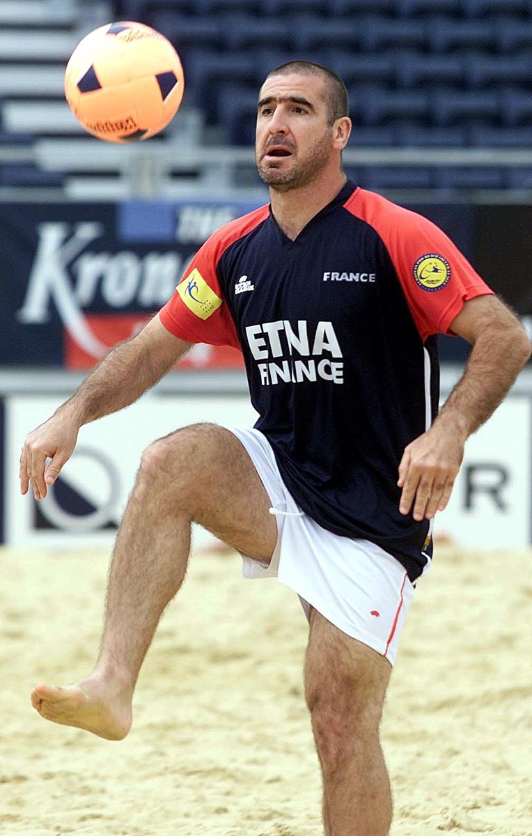 LON 04 - 20010622 - LONDON, UNITED KINGDOM: French international Eric Cantona shows off his skills in the match between France and Spain in the the British leg of the Kronenburg beach soccer cup in Hyde park in Central London on Friday June 22 2001. Spain beat France 9-6. EPA PHOTO/EPA/HUGO PHILPOTT/hp/ao