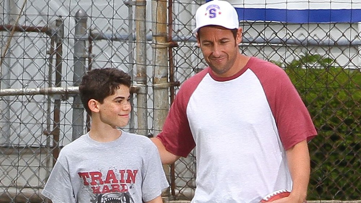 Adam Sandler, tribut emoționant adus lui Cameron Boyce, actorul Disney care a murit în somn la 20 de ani