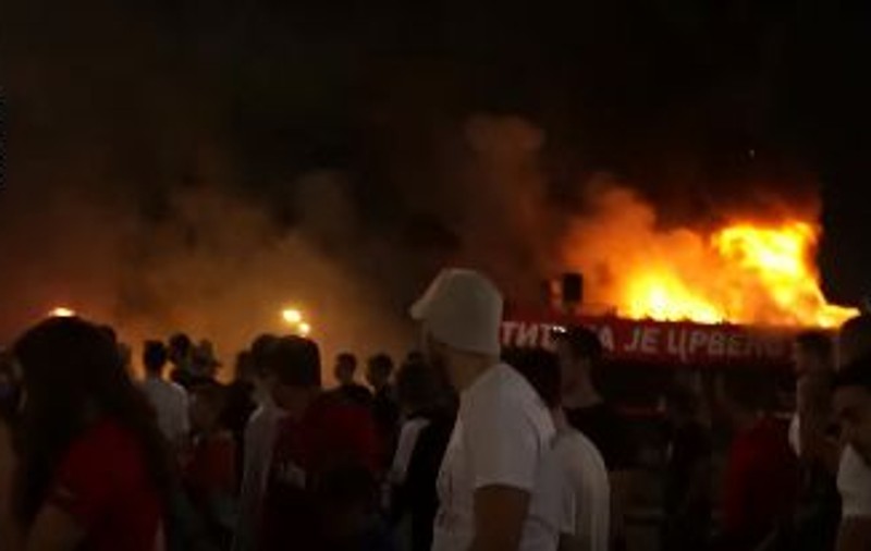VIDEO | Autocarul echipei Steaua Roșie a luat foc în timp ce jucătorii defilau prin centrul Belgradului