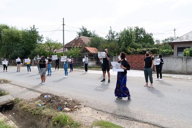 Protestul din fața sediului Poliției din comuna Valea Seacă, județul Bacău. Foto Cătălin Georgescu/DOR