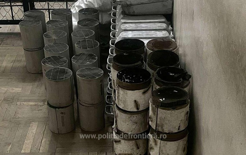 Descoperire de aproape 80.000 de lei făcută de polițiștii din vama Nădlac II într-o remorcă