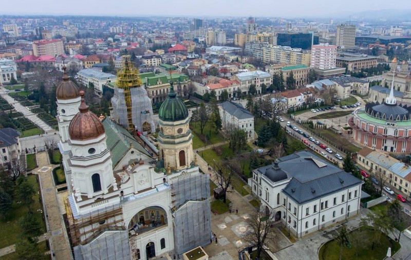 Licitație de două milioane de euro pentru 4.200 de tone de bitum la Iași. Cum au fost eliminați competitorii și cine a câștigat contractul