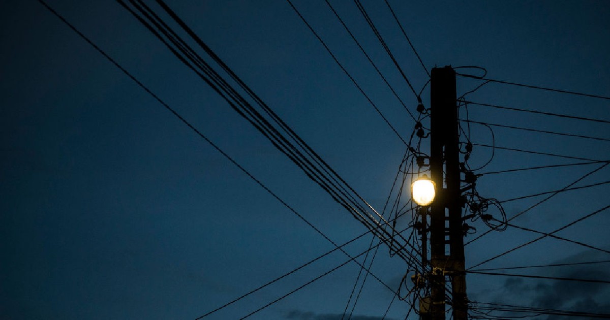 O lanternă montată pe un stâlp de electricitate, fotografiată pe 22 iulie 2018, în Porumbenii Mari, România