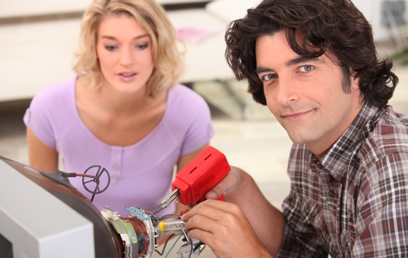 Vrei să te specializezi în domeniul electronicii? Află unde poţi face cursuri gratuite de specializare 