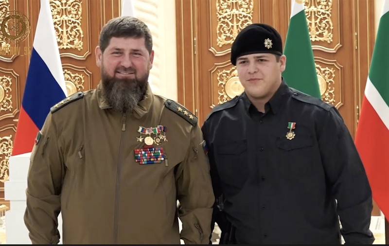 Fiul de 16 ani al lui Ramzan Kadîrov a primit cel mai înalt ordin din Cecenia: „O  recunoaștere a unui înalt caracter moral”. Anul trecut, bătuse un deținut acuzat că a ars un Coran