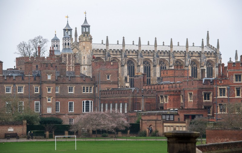 Colegiul Eton, la care au învățat prinții William și Harry, a interzis smartphone-urile. Ce variantă le oferă elevilor