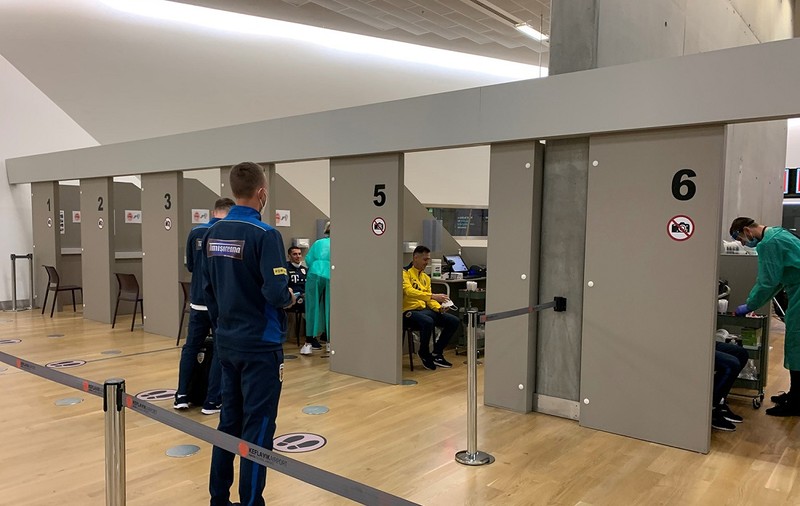 Un membru al delegației echipei naționale de fotbal a României a fost testat pozitiv cu COVID-19 în Islanda