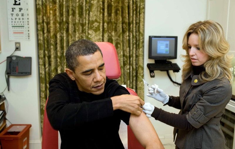 Michelle şi Barack Obama s-au vaccinat împotriva gripei porcine