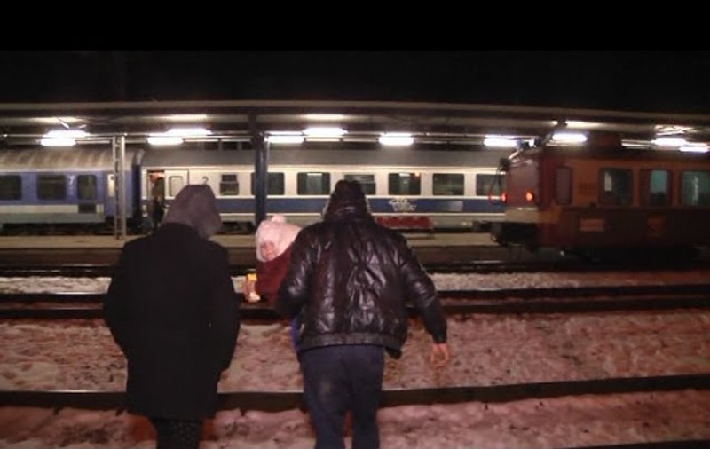 Un copil de doi ani era crescut în sala de așteptare a gării din Poiana Câmpina. Cum au rezolvat autoritățile problema