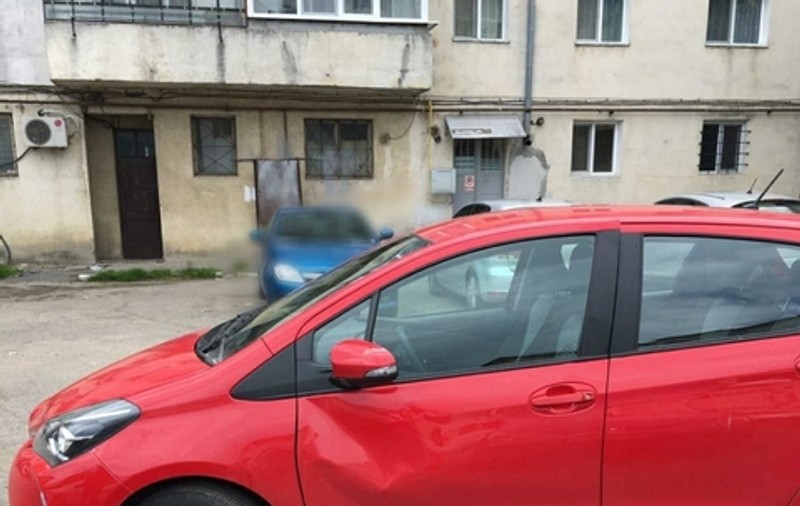 O șoferiță a lăsat o minoră la volanul mașinii ei, dar chiar tânăra a lovit-o!