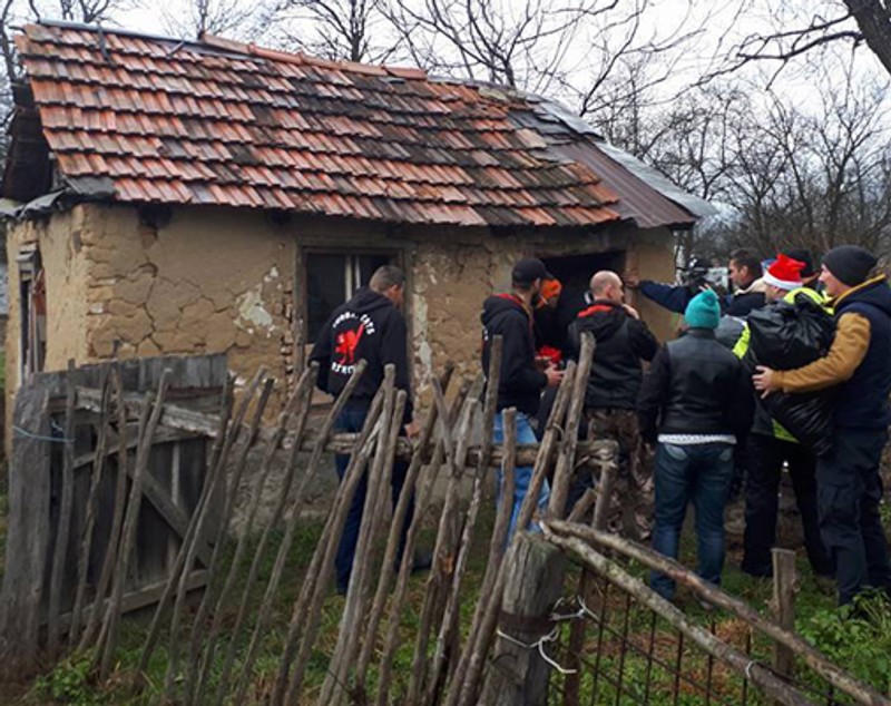 Cadou nesperat pentru un bătrân care trăia într-un bordei fără curent din Hunedoara. Cum l-au ajutat motocicliștii