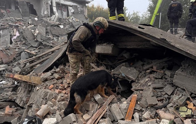 Zaporijjia, 10 octombrie - clădire cu cinci etaje distrusă în urma unui bombardament rusesc. Salvatorii caută supraviețuitori Sursa foto: Profimedia