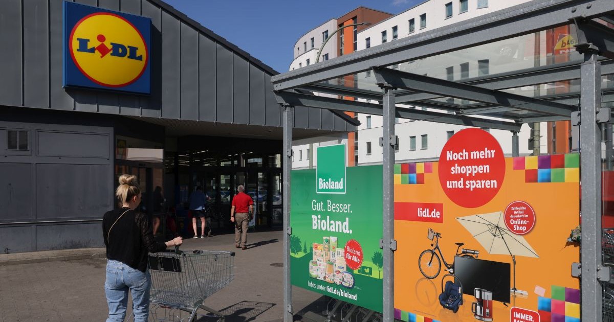 Un client returnează un cărucior de cumpărături după ce a achiziționat produse alimentare dintr-un supermarket discount Lidl, pe 15 iunie 2022, la Berlin, Germania