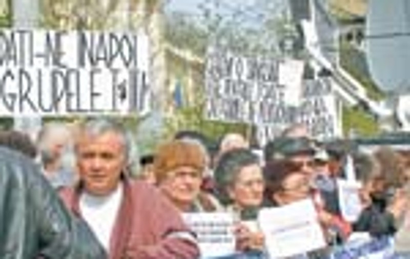 Pensionarii au protestat in fata Guvernului