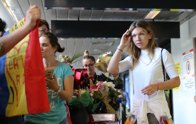 Halep a ajuns în București. ”Sunt supărată. Am crezut că vine sfârșitul lumii”! Finalista de la Roland Garros n-a fost primită cu fast. Fără cupă, no party! Imagini și de la revenirea de acum 3 ani! GALERIE FOTO