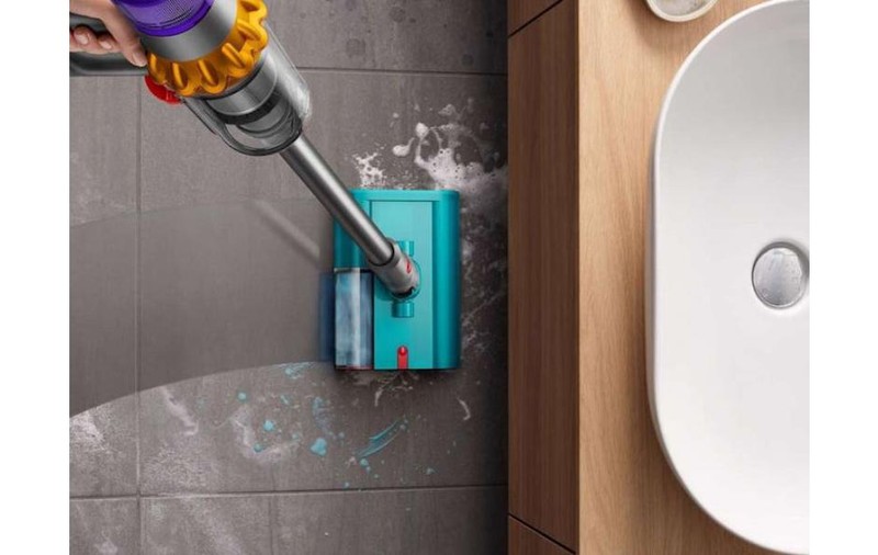 Primul studiu global Dyson dedicat curățeniei umede: românii petrec peste 2 ore la curățenia generală, iar 64% dintre ei încă folosesc mopul pentru igienizarea podelelor