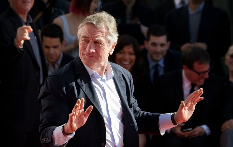 Clipul viral în care Robert De Niro strigă la manifestanţi anti-Israel este, de fapt, o repetiţie pentru un nou serial Netflix | VIDEO