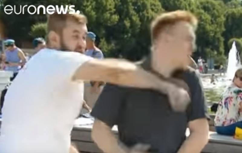 Un reporter s-a sinucis aruncându-se de la etaj. Devenise celebru în urma unei lovituri devastatoare primite când era în direct | VIDEO