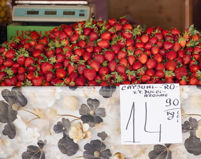 Cât costă un kilogram de căpșuni în Piața Amzei din București vs Obor. Diferența dintre ele este de peste două ori mai mare