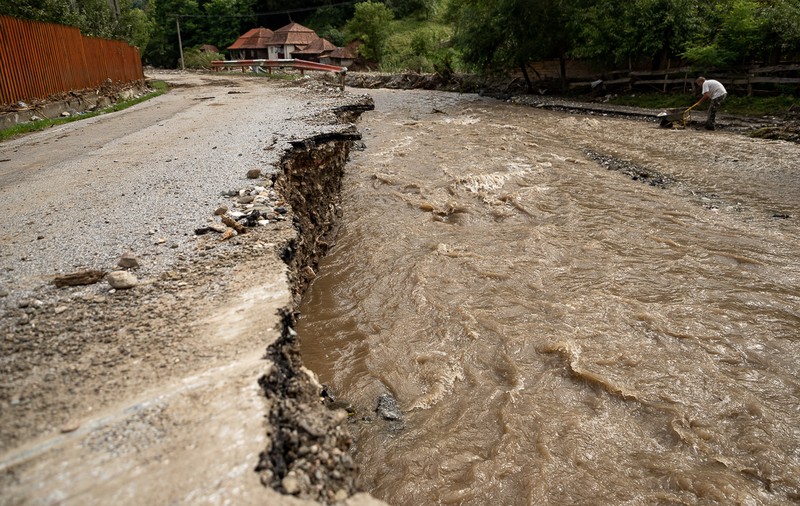 Cod roşu de inundaţii în judeţul Alba, unde a fost emis mesaj RO-Alert. În Caraş-Severin a fost depăşită cota de inundaţie