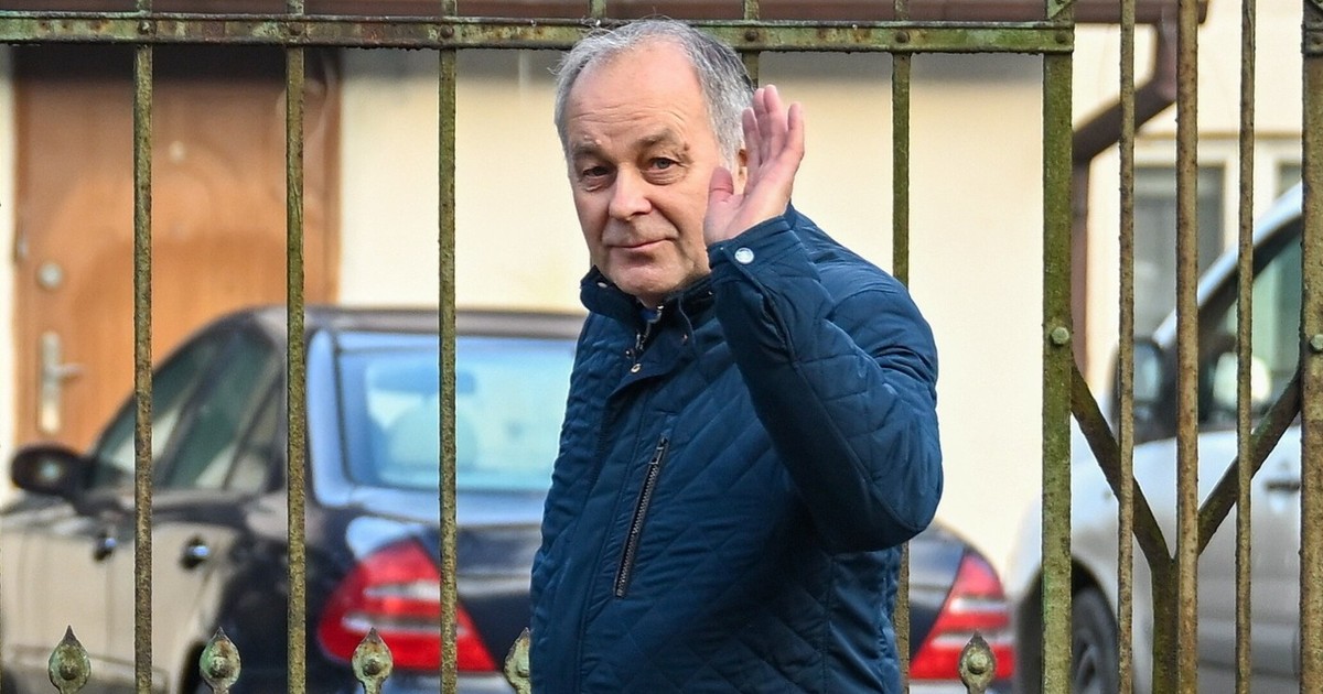 Serghei Semionov, consulul rus din Gdansk, face un gest sfidător la adresa unor protestatari aflați în fața fostului consulat Foto: Profimedia