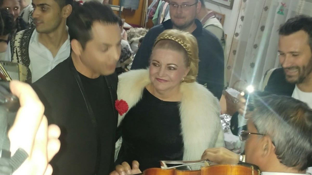Jean de la Craiova și Maria Cârneci au ”antrenat” un taraf lăutăresc. Artiștii și-au ”încălzit” vocile în culise, pauza dintre aparițiile scenice