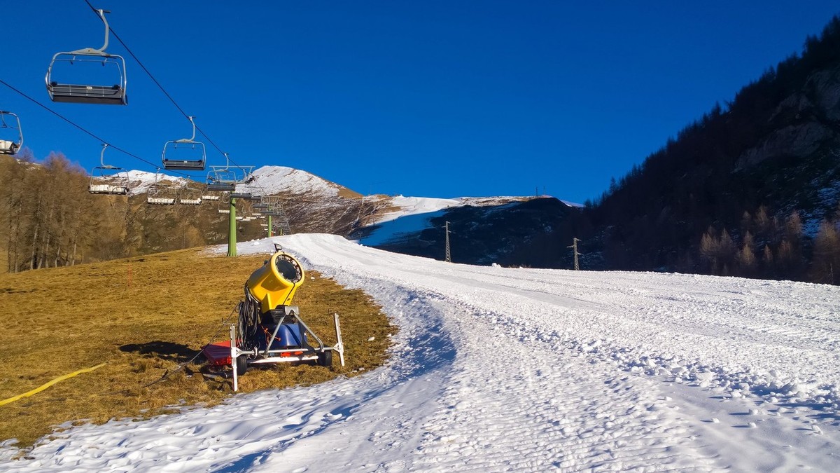 tunuri pentru zapada artificiala pârtie de schi