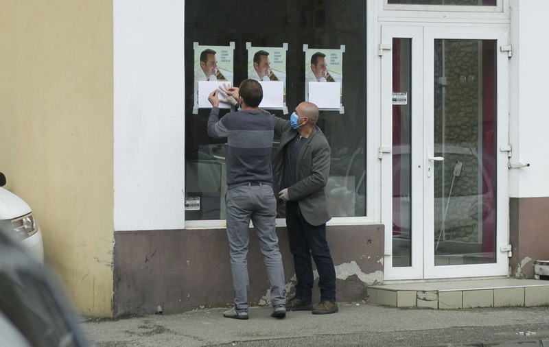 Baia Mare: Afișe cu Cătălin Cherecheș lipite chiar vizavi de secția la care acesta urma să voteze. Au fost acoperite, apoi scoase de tot
