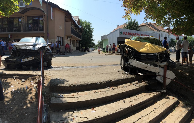 FOTO/VIDEO | Accident grav în județul Botoșani! Un bolnav psihic a furat un taxi și a spulberat o căruță