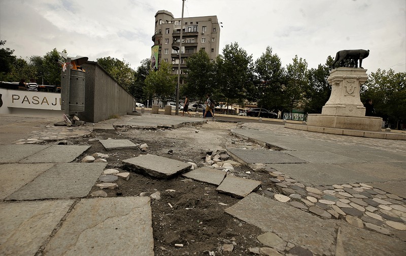 Centrul Capitalei a devenit kilometrul zero al gropilor și trotuarelor distruse. Cum arată zona din fața magazinului București, unde Nicușor Dan și-a lansat candidatura