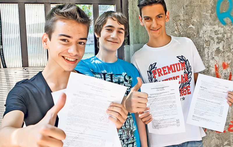 Absolvenţii claselor a opta au început ieri Evaluarea Naţională! "A fost uşor! Acu’ vine greul: matematica"