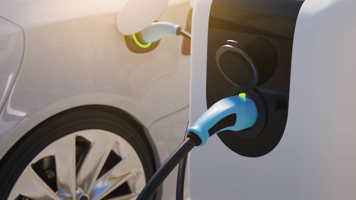 masina alba electrica conectata pentru incarcare